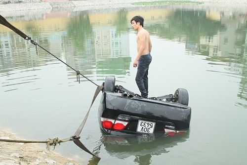 O to lao xuong ho, lai xe treo len noc xe keu cuu hinh anh