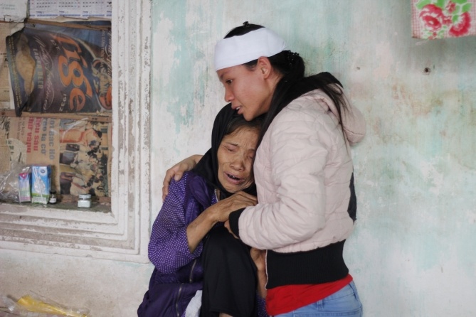 Nguoi nha gao khoc cho di cot 5 nguoi chet o Zone 9 hinh anh