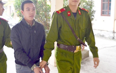 Nam thanh nien nghien 'phim den' hau toa hinh anh