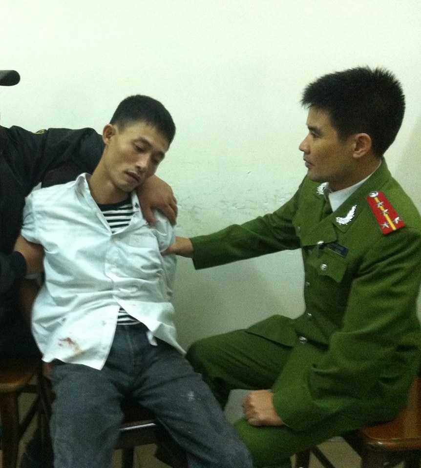 Xach dao vao vien nhi 'cuop' tre so sinh hinh anh