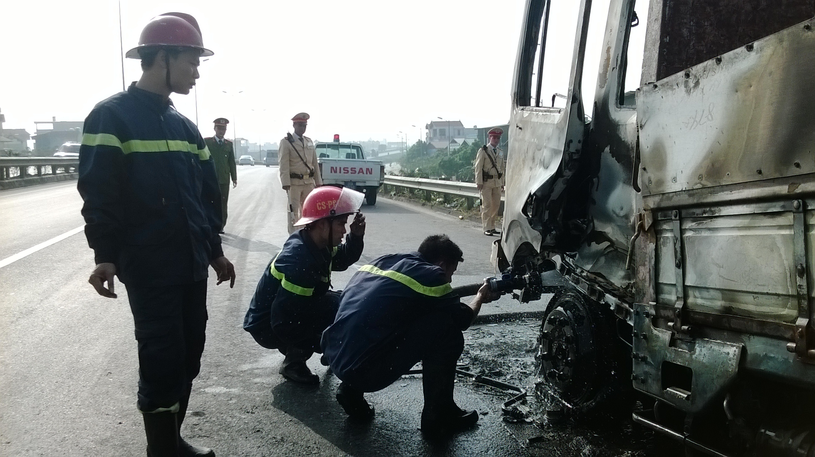 O to chay ngun ngut tren cau Thanh Tri hinh anh