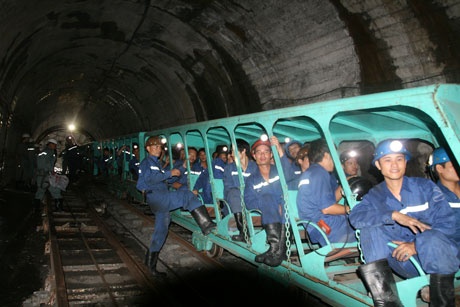 Xe lat trong ham than, 2 nguoi chet, 4 nguoi nguy kich hinh anh