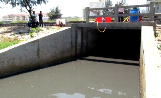 Trang dem tim thi the chi Huyen duoi cong hinh anh