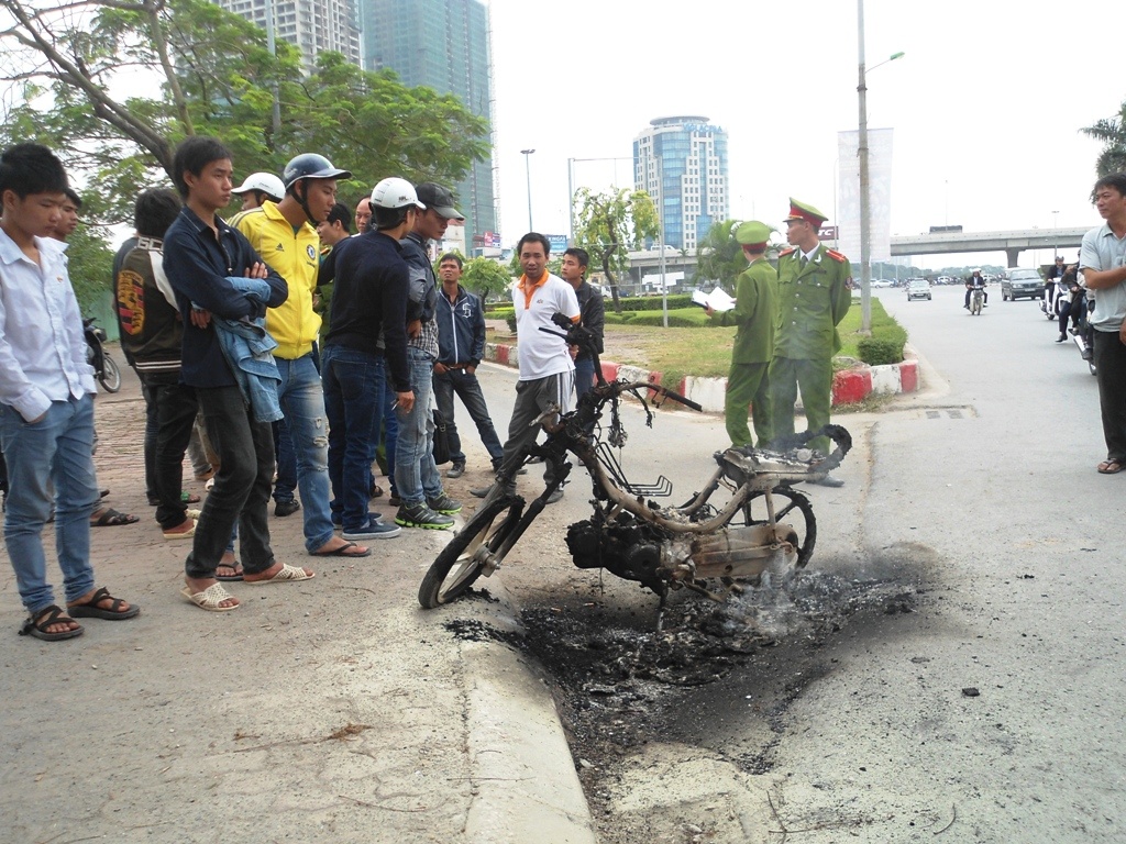 Xe may chay rui canh sieu thi hinh anh