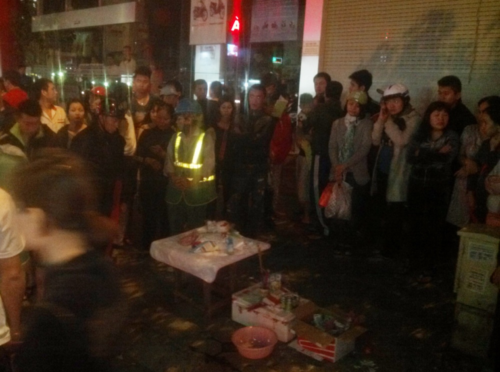 Dan mua bim sua, lap ban tho thai nhi bi vut vao thung rac hinh anh