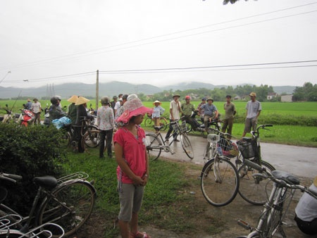 Lai xe om bi sat hai giua canh dong hinh anh