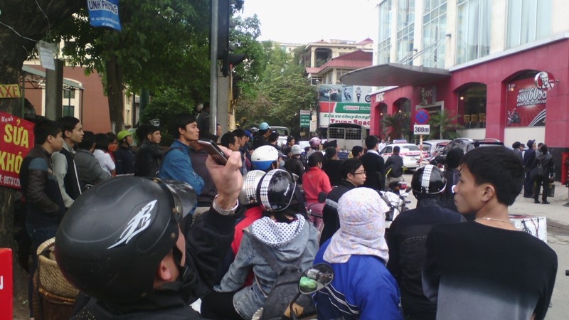 Tho lau kinh roi tu tang 7 xuong dat hinh anh