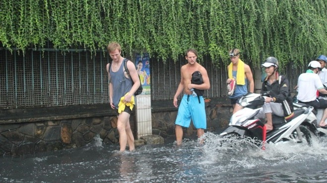 Mua trai mua, dan Sai Gon lai loi bi bom hinh anh