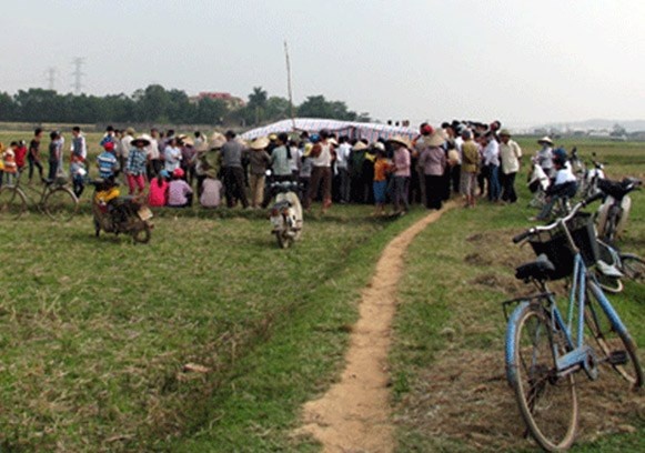 Cap nghi pham nhi sat hai xe om giua canh dong hinh anh