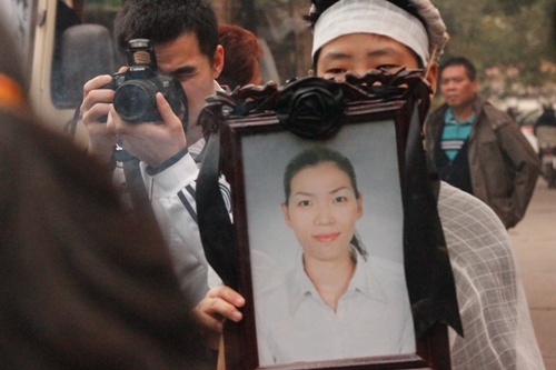 Mang di anh ra song Hong, dap mo gio cho chi Huyen hinh anh