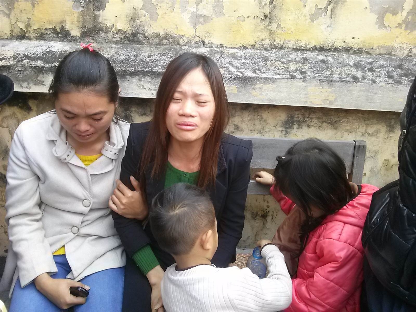 Bi danh thiet mang khi di don vo hinh anh