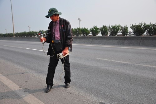 Hinh anh cuoc tim kiem xac chi Huyen bang may dia buc xa hinh anh