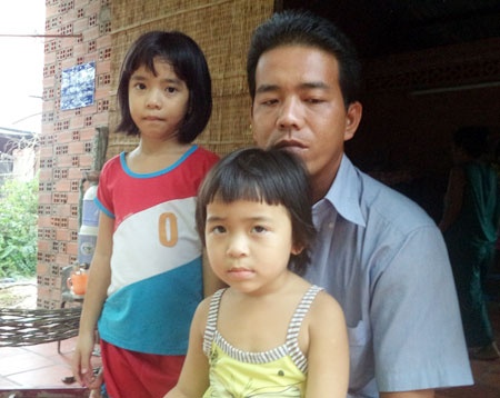 Nguoi cha di doi ho cho hai con ruot hinh anh