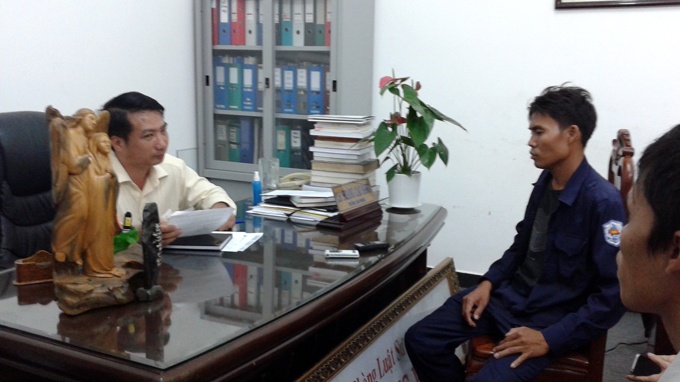 Nguoi ban hang rong bi cong tay den gap luat su hinh anh