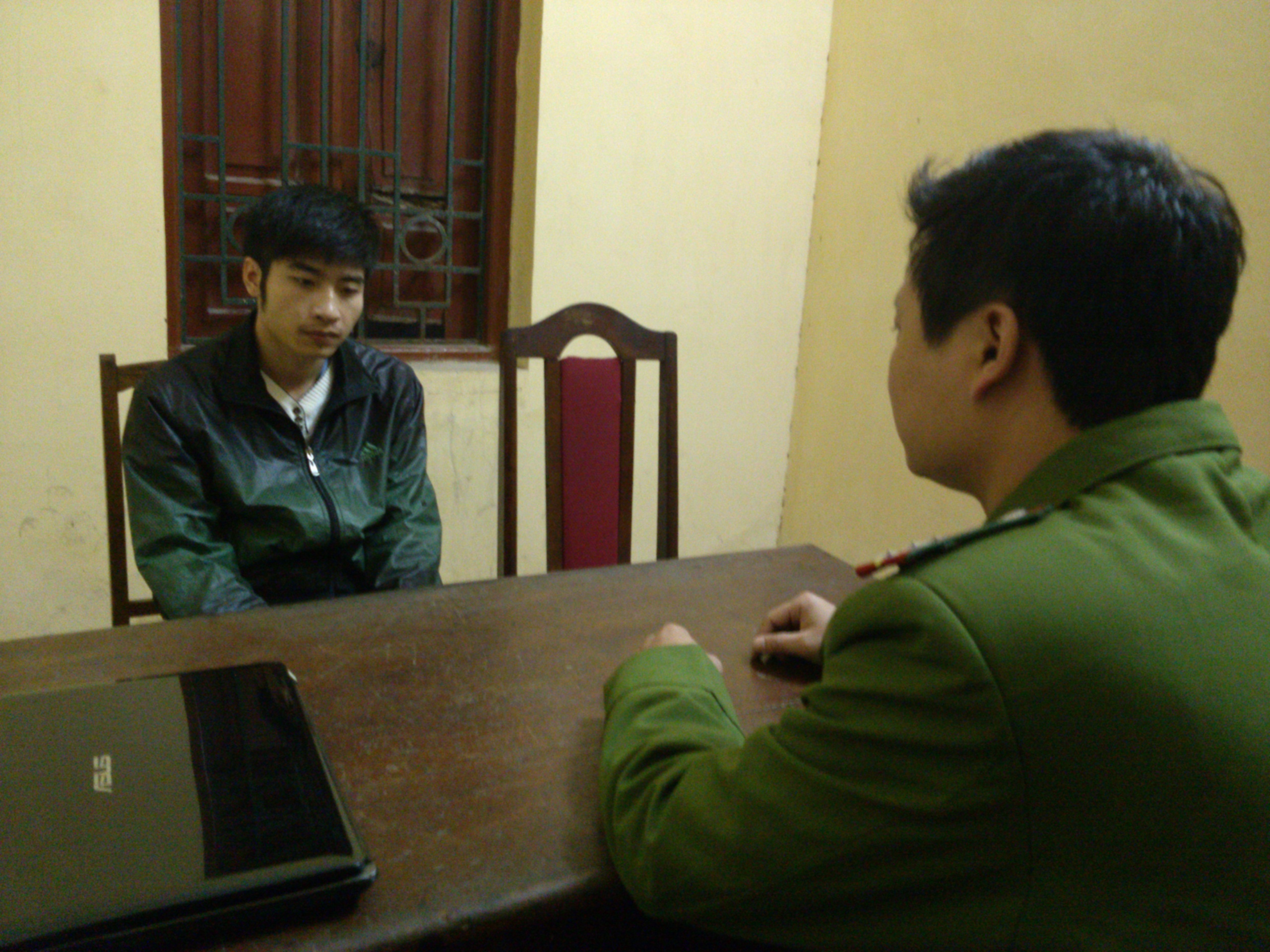 Cuop nhan tin xin chu dung duoi viec nu nhan vien hinh anh