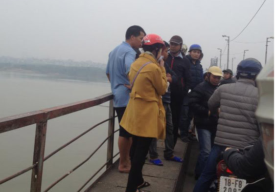 Cap uyen uong nhay cau Long Bien trong ngay gia lanh hinh anh