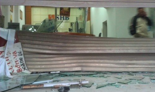 ‘Xe dien’ lao vao ngan hang, hai nguoi nhap vien hinh anh