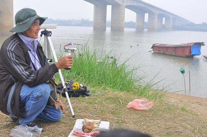 Gia dinh chi Huyen van tim thi the tren can hinh anh