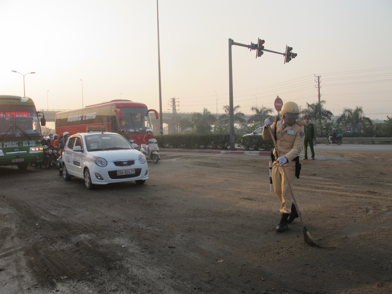 CSGT cam choi quet dau loang hinh anh