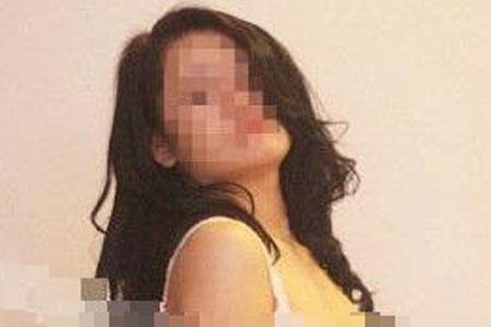 Tung anh gai mai dam len mang cau khach lang choi hinh anh