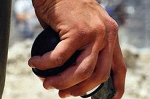 Nam thanh nien che min nem vao nha hang xom hinh anh