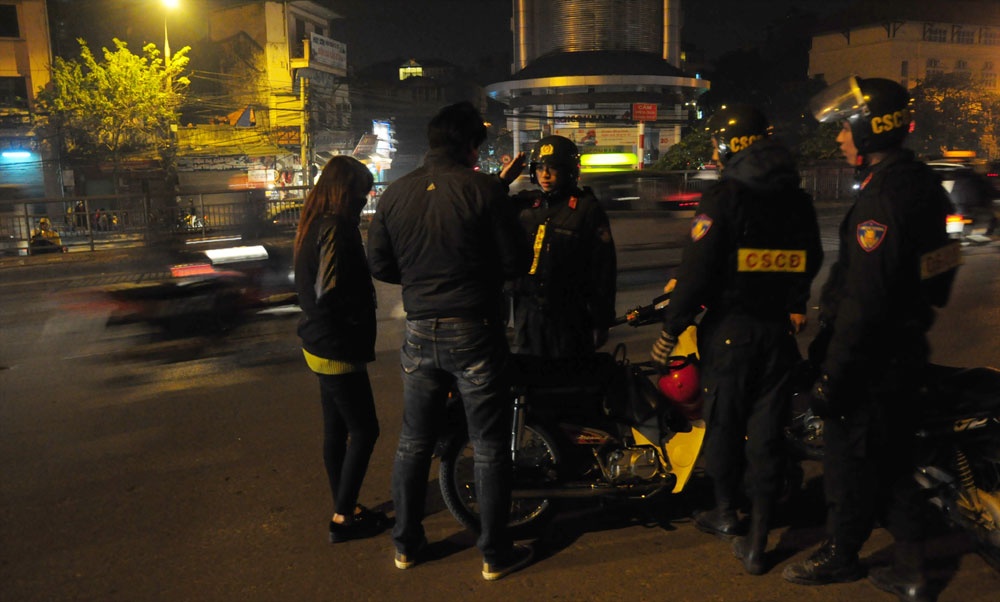 Di choi Noel 'quen' mu bao hiem hinh anh