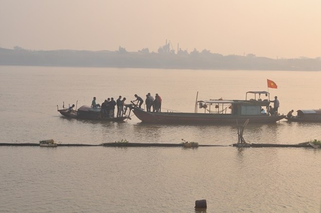 5 nguoi than chi Huyen van lenh denh tren song Hong tim xac hinh anh