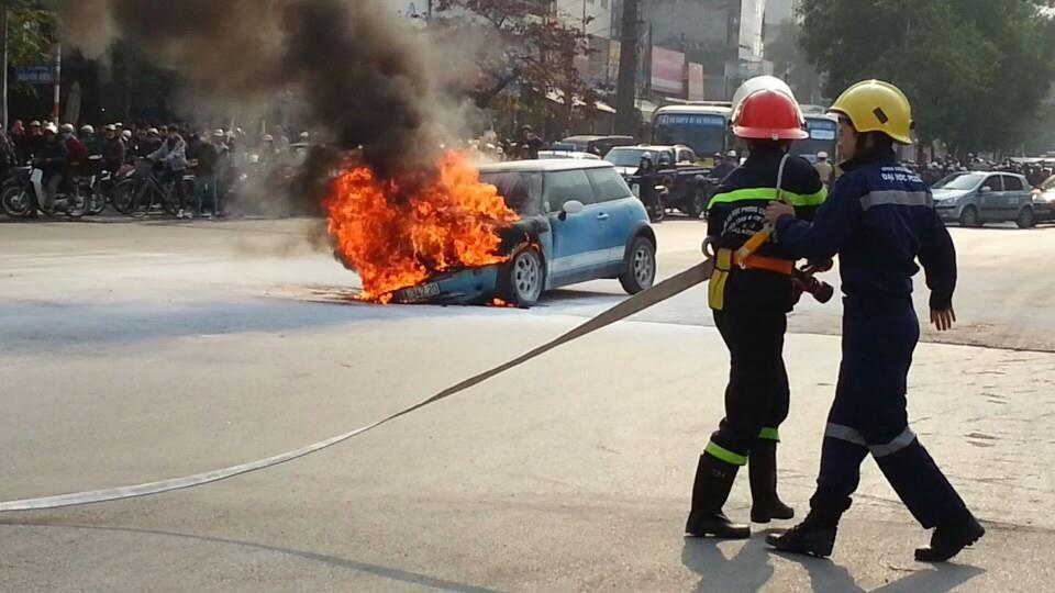 Mini Cooper chay bung giua pho, me om con nhay ra ngoai hinh anh