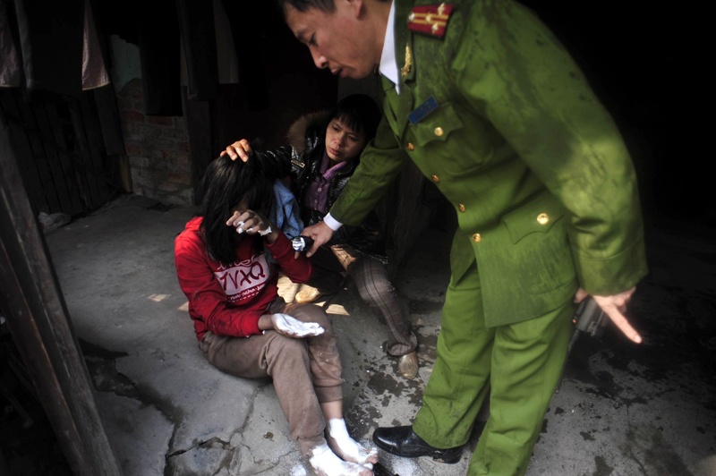 Tre em keu khoc trong dam chay khu o chuot giua thu do hinh anh