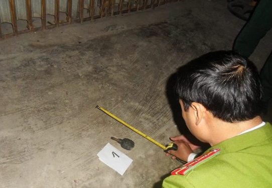 Nua dem bi ke gian nem luu dan vao nha hinh anh