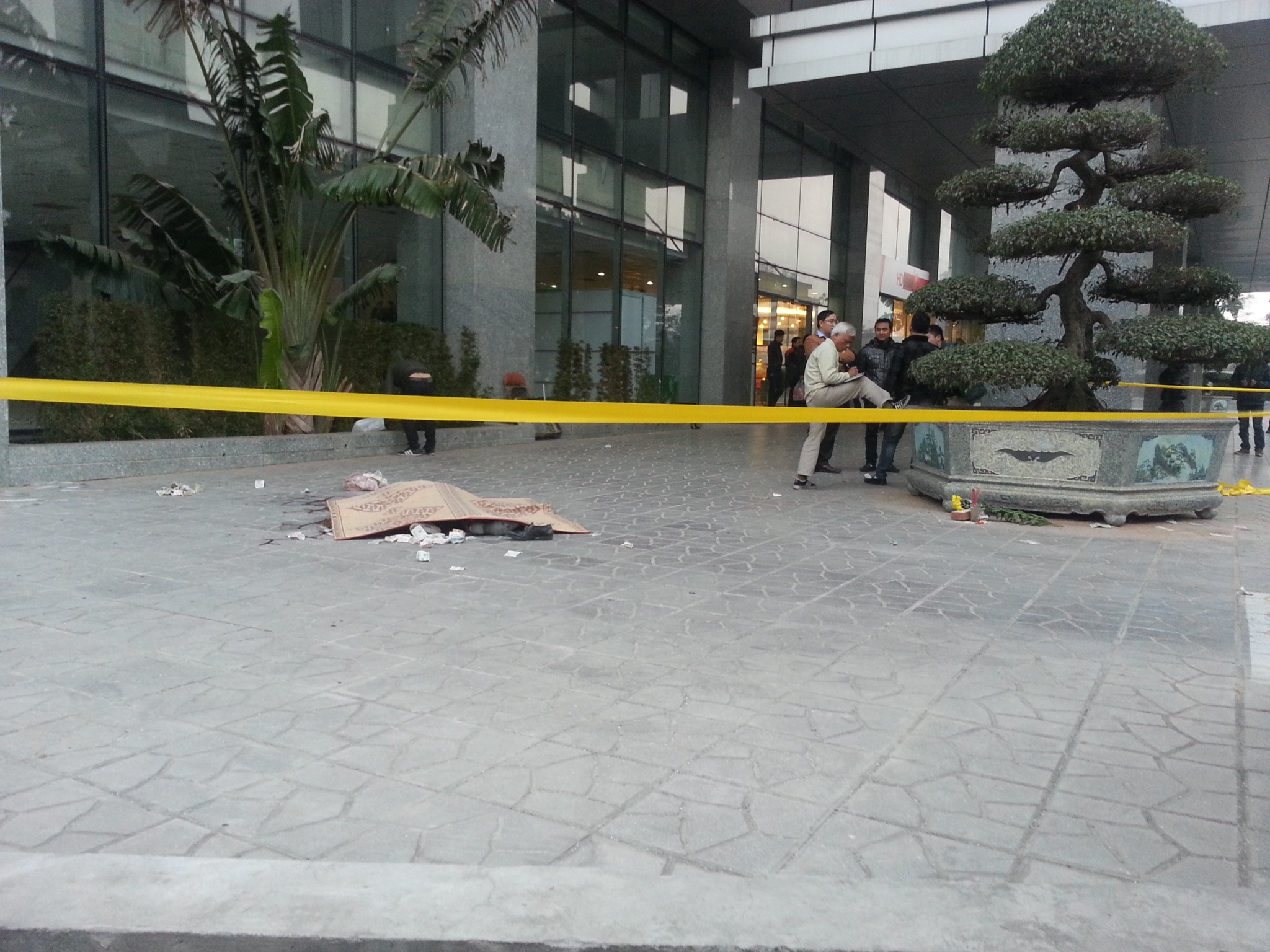 Nhay lau tu tang 24 giua Ha Noi trong gio cao diem hinh anh