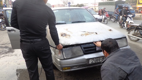 Oto dang chay phat no, boc chay hinh anh