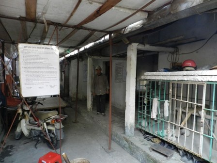 Ong lao gan 10 nam chung song voi 325 nguoi nghien hinh anh