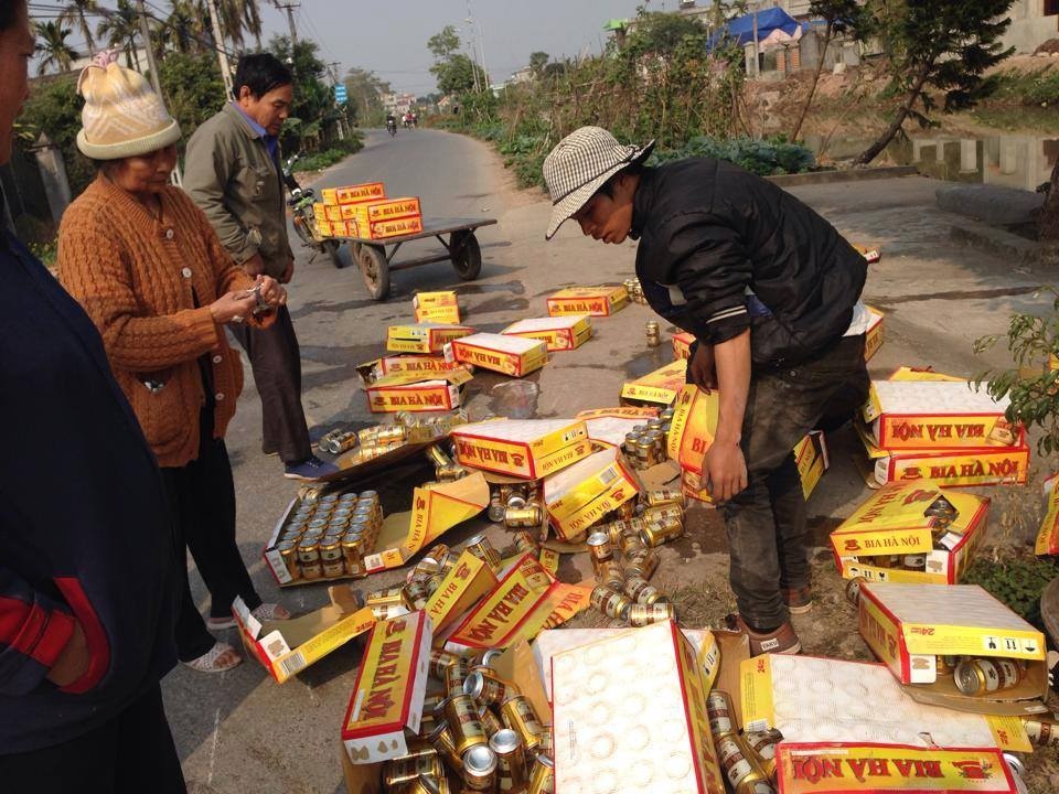 Nguoi dan gom bia giup tai xe sau vu lat xe hinh anh