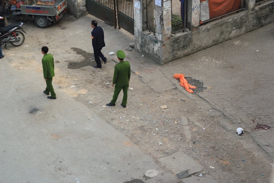 Dam vao lan can, doi nam nu bay qua thanh cau Vinh Tuy hinh anh