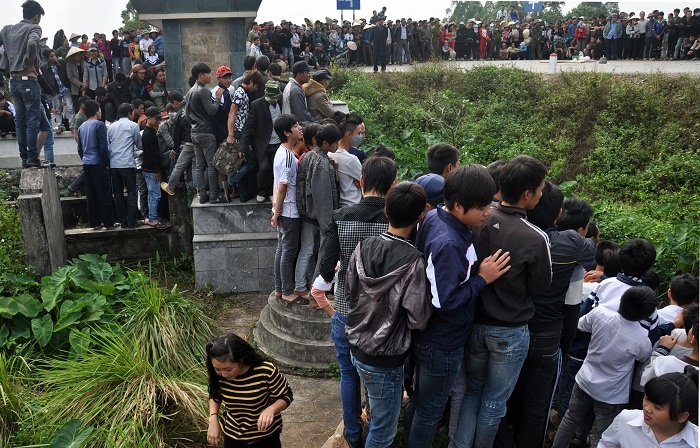 Lai xe om bi cua co gan nghia dia hinh anh