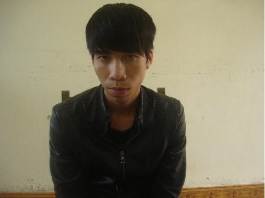 Bat ke giet chu nha nghi nho chiec ao dinh mau hinh anh