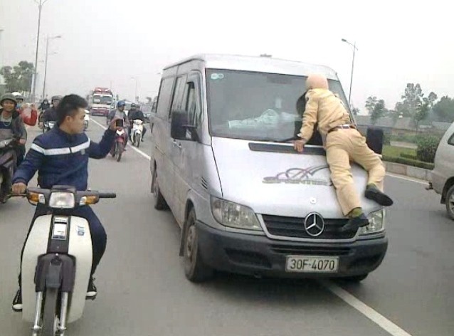 Tai xe hat canh sat giao thong len capo bi tam giu hinh anh