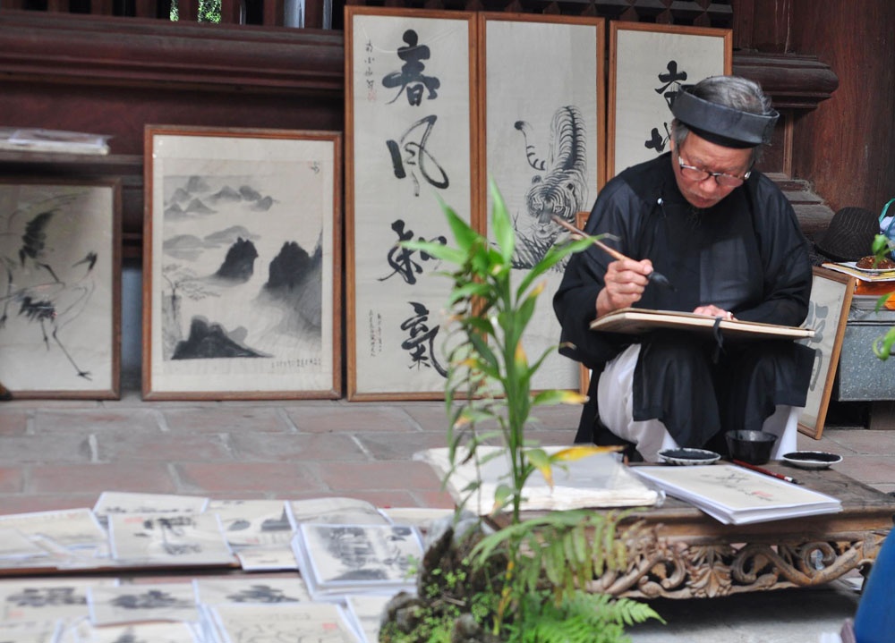 Ong do quanh nam viet chu trong ngoi nha co hinh anh