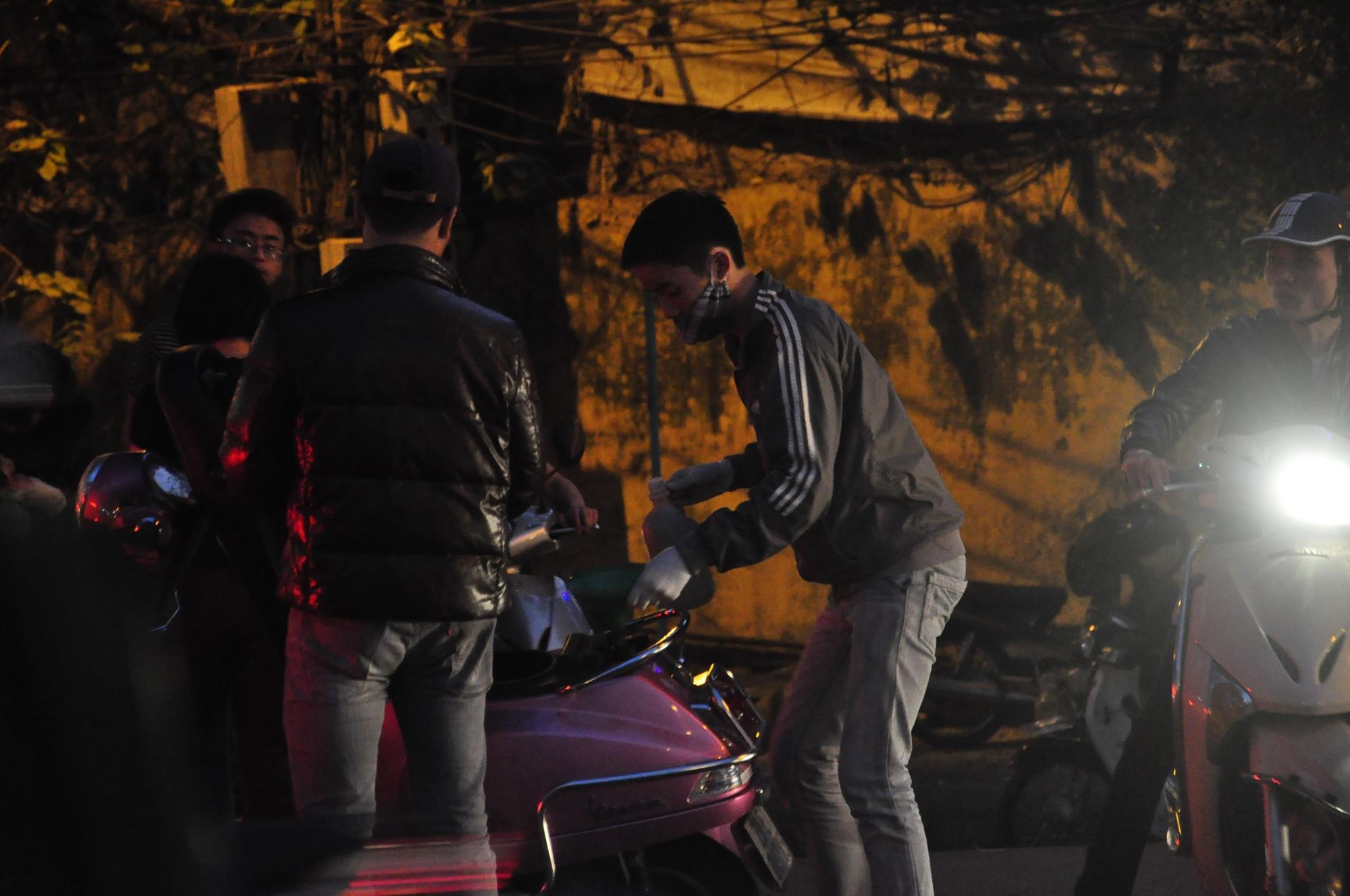 Co xang het gia 35.000d/ lit dem cuoi nam hinh anh