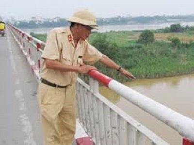 Nam thanh nien nhay cau tu tu ngay Tet hinh anh