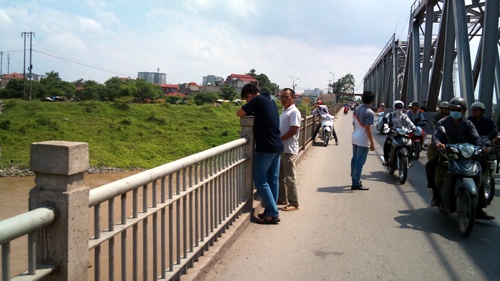 Nghi an giet nguoi nem xac xuong song phi tang hinh anh