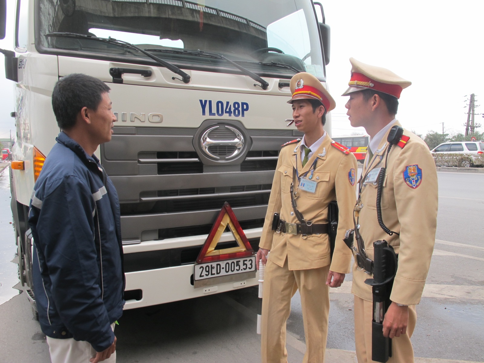 CSGT truy duoi xe container dam chet nguoi bo tron hinh anh