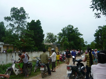 Khong vay duoc tien de chua benh, cam dao giet ban than hinh anh