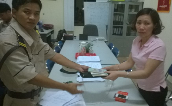 Bao ve tra lai hang chuc trieu dong cho du khach danh roi hinh anh