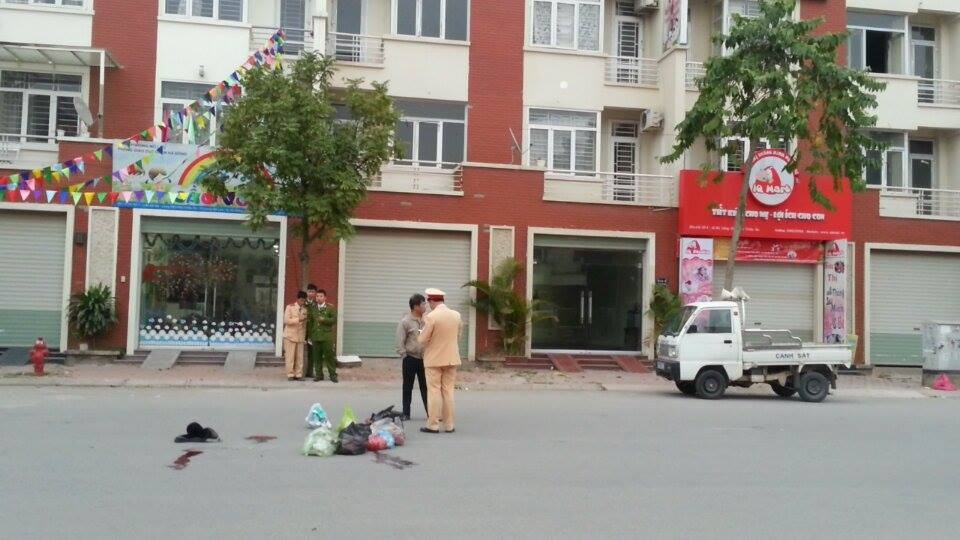 Di bo tap the duc bi xe taxi dam hat bay 10m hinh anh