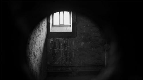 Pham nhan lay chan treo co trong buong giam hinh anh