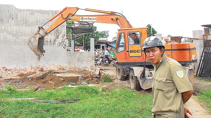 Nhan tien de lo cho sua nha khong phep hinh anh
