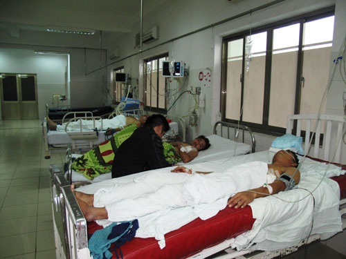 Nguoi phu nu doat mang chong trong ngay le tinh nhan hinh anh