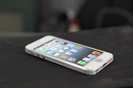 Di nho nha ve sinh nu, nam thanh nien nang trom iPhone 5 hinh anh